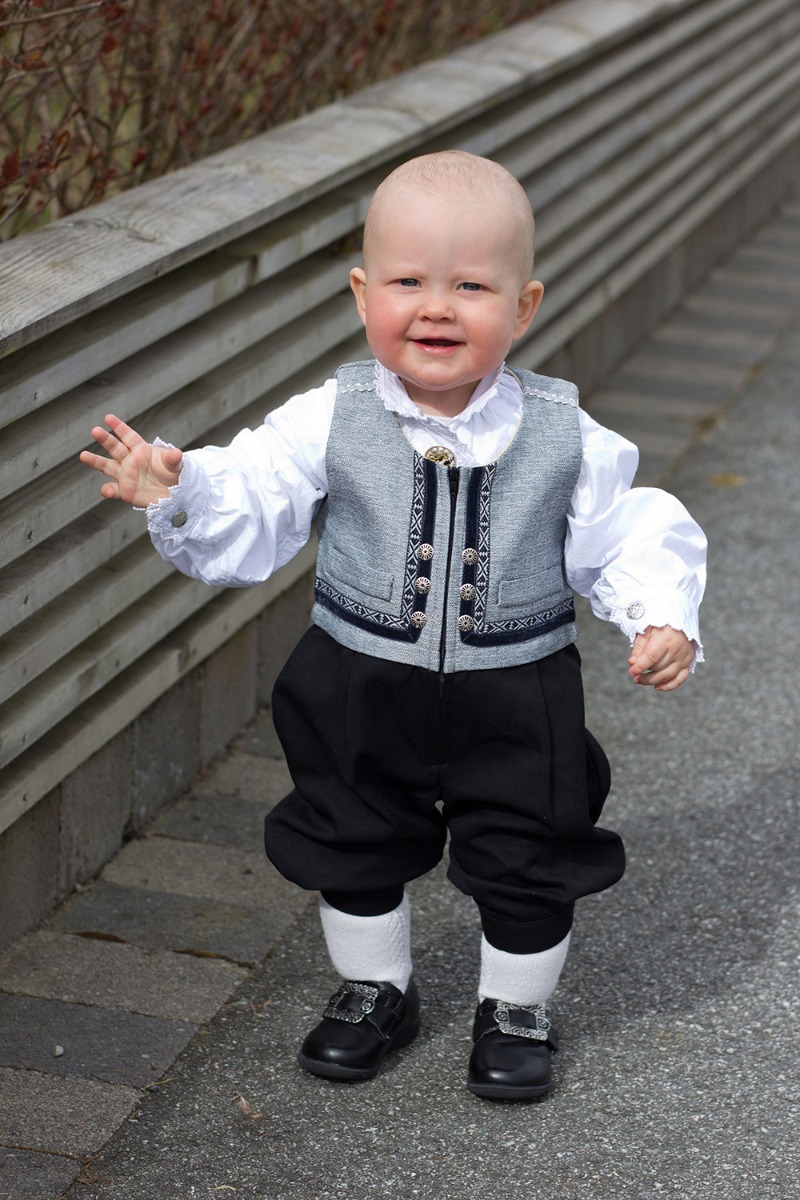 Lasse festdrakt, sølvgrå