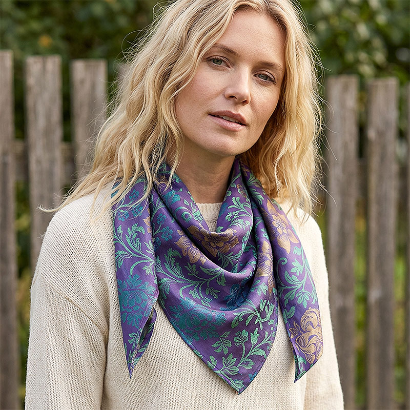 Silkeskjerf knyttet elegant rundt halsen