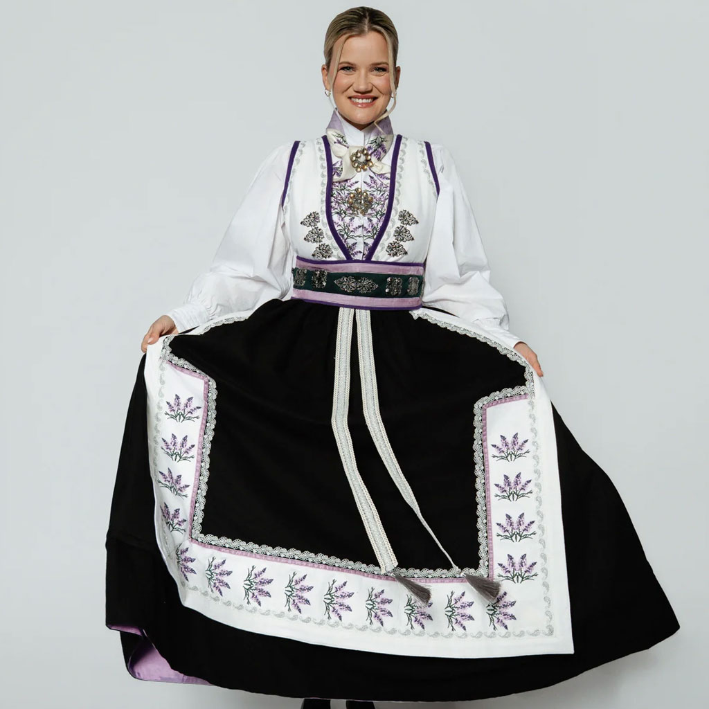 Lyngdrakt – Sandra Lyng × Valland Festdrakt