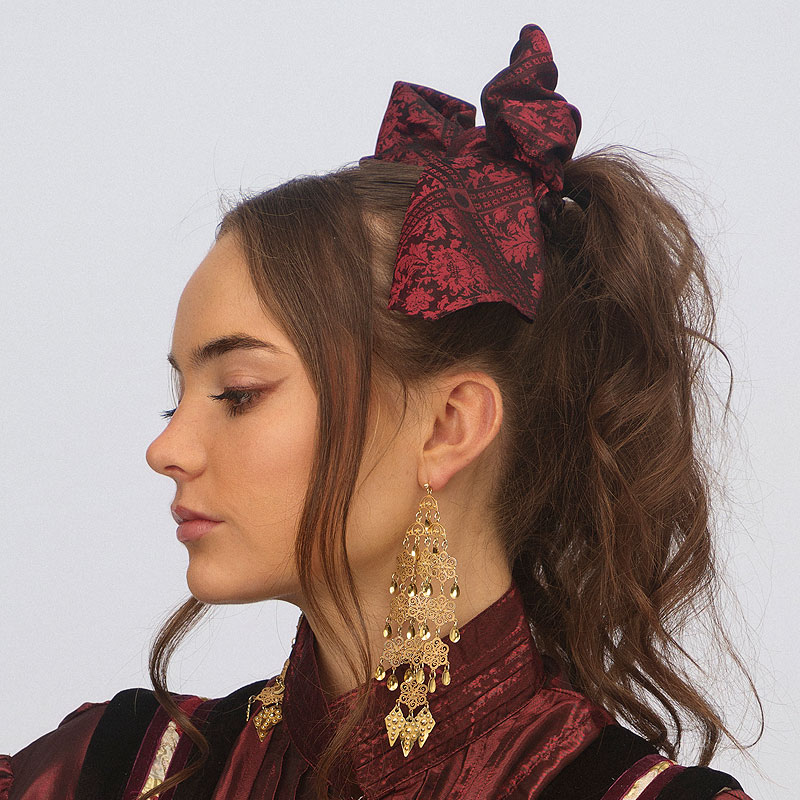 Silkeskjerf stylet sammen med Valland festdrakt