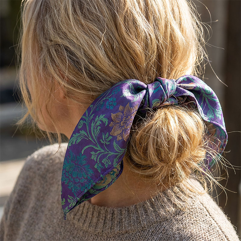 Silkeskjerf brukt som hårbånd