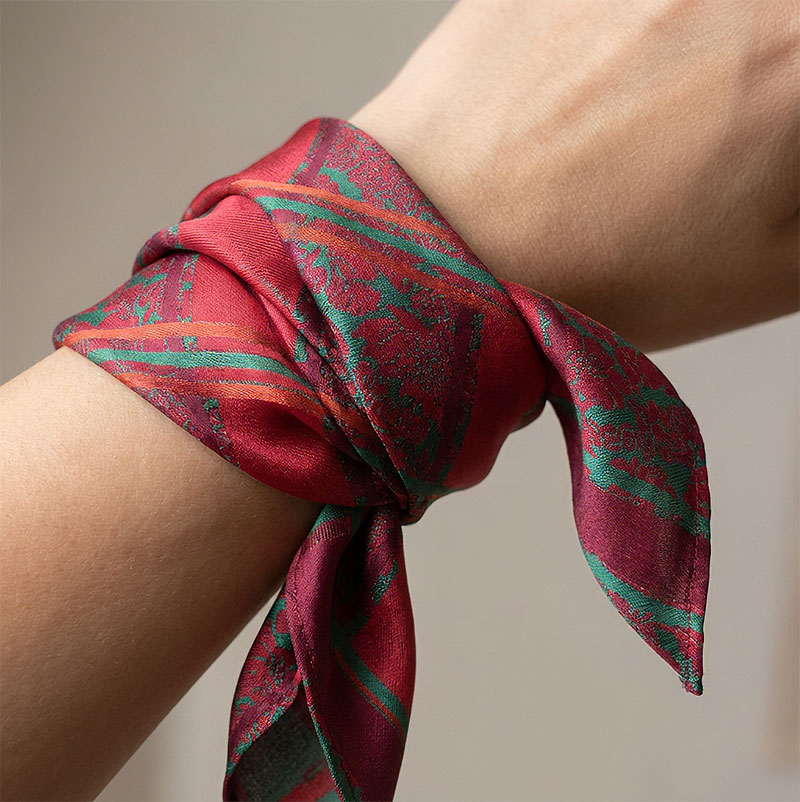 Silkeskjerf knyttet rundt håndleddet