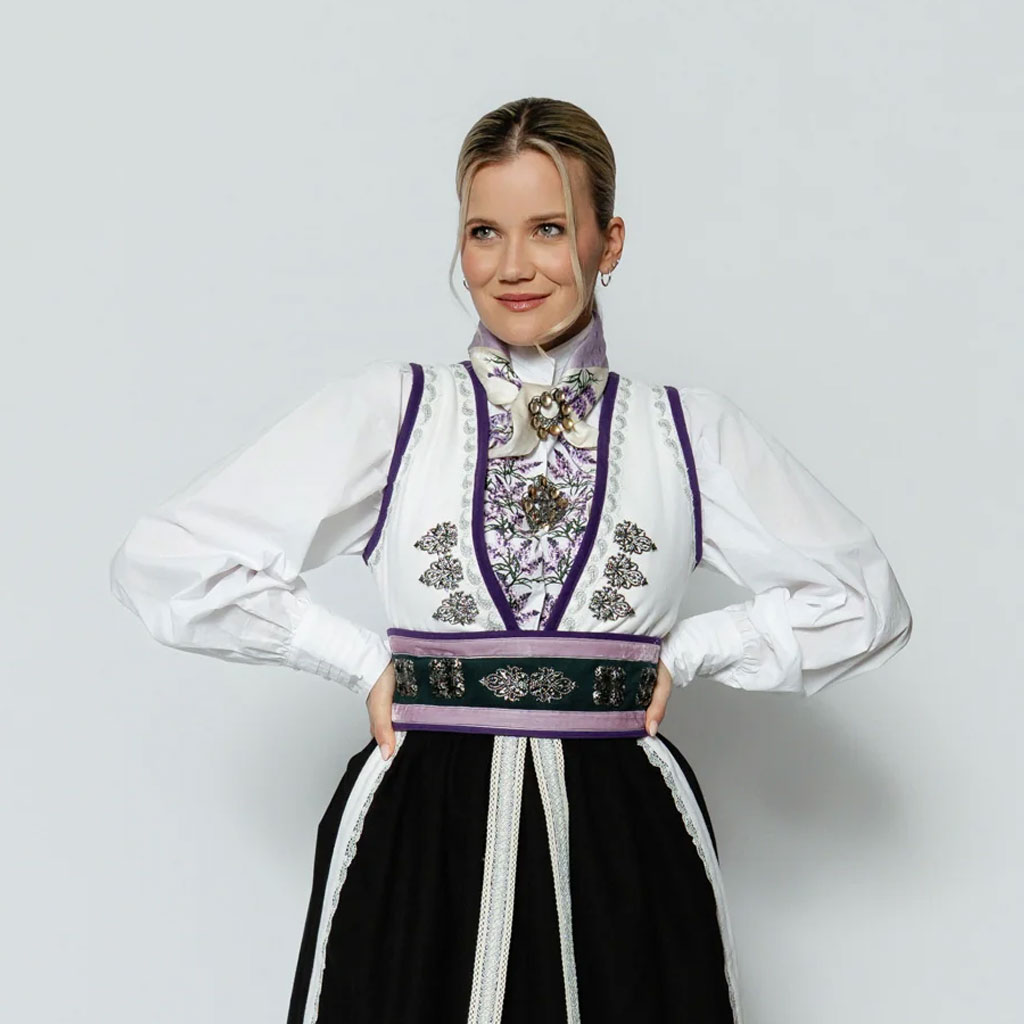 Sandra Lyng i Lyngdrakt